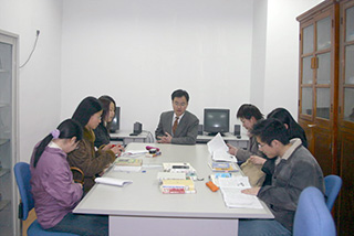 寄贈図書を利用した日本語ゼミ風景