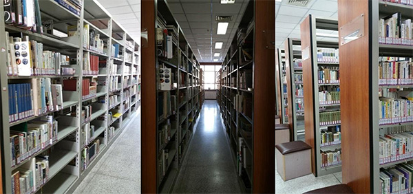 新冠肺炎の流行後、学校が始まり(2020年8月17日図書館の前)